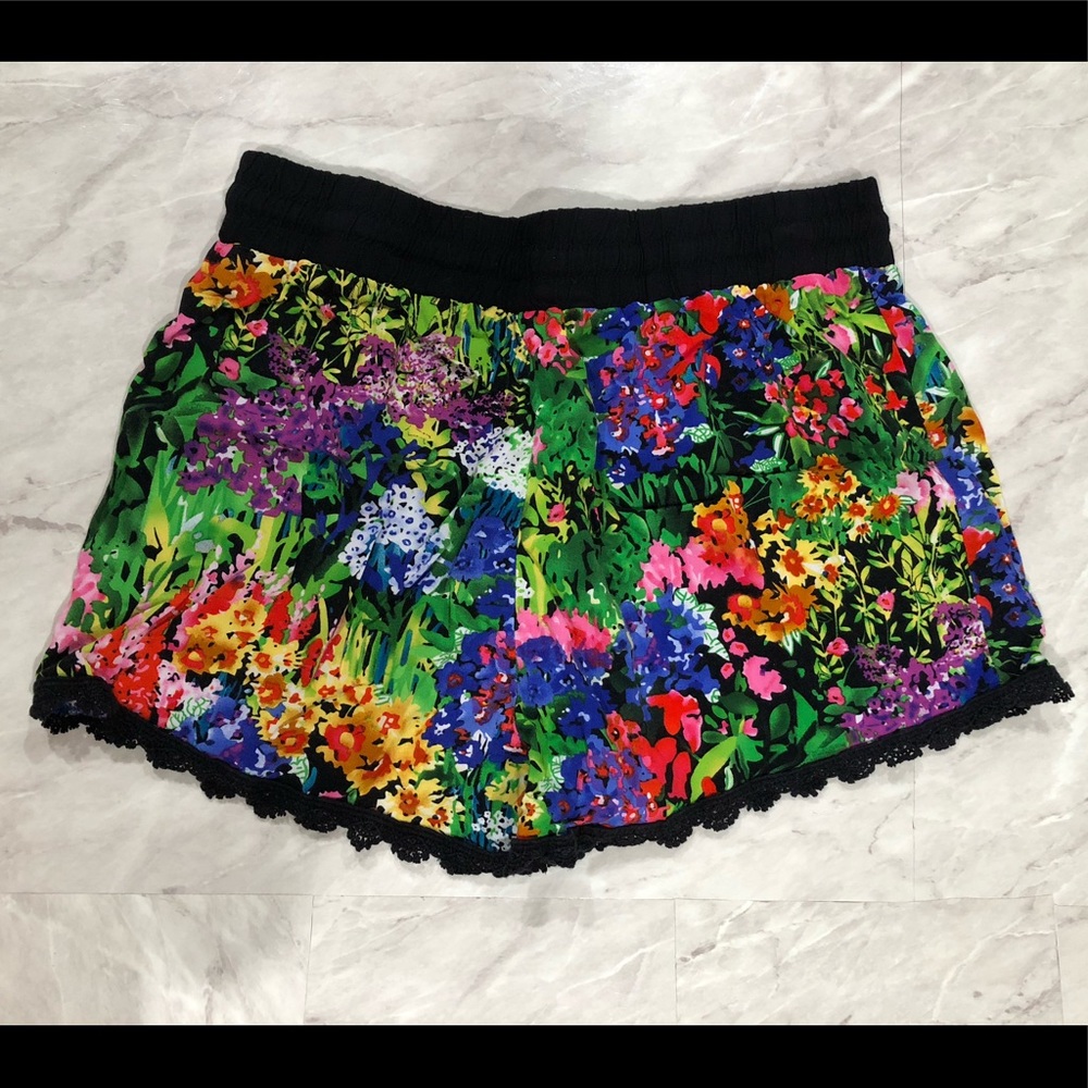 FLORAL SHORTS 💕 - Picture 2 of 2